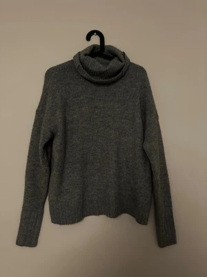 grå stickad tröja - grå stickad tröja storlek s men passar allt upp till L