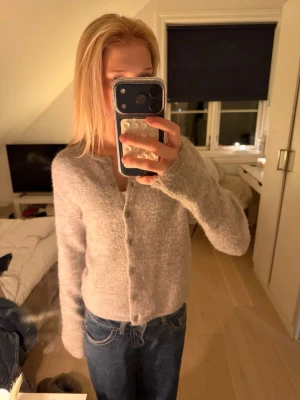 Ljusgrå kofta från Gina Tricot XS - Supermjuk och fluffig ljusgrå kofta från Gina Tricot, nästan aldrig använd och är i mycket bra skick!☺️💗💗