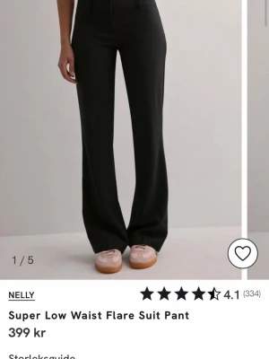 kostymbyxor från nelly - säljer nu mina kostymbyxor från nelly, jättebra skick och knappt andvända 💕💕