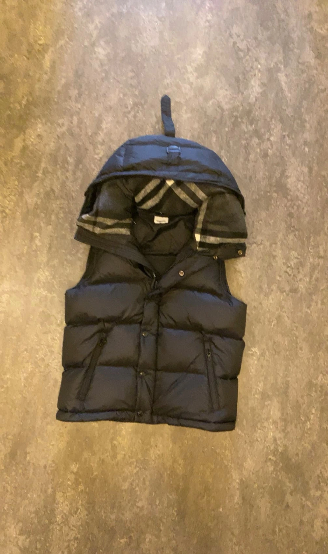 Svart dunjacka från Burberry med avtagbara ärmar - 3