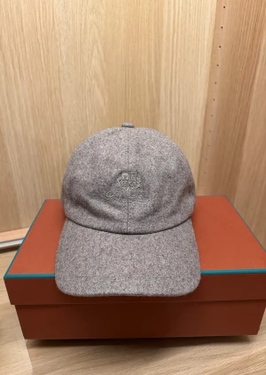 Loro Piana Keps  - Säljer en stilren Loro Piana keps i mjuk ull. Sitter riktigt bra, enkel att matcha och ger ett clean uttryck. Fint skick, perfekt för dig som vill ha en snygg keps. ✨