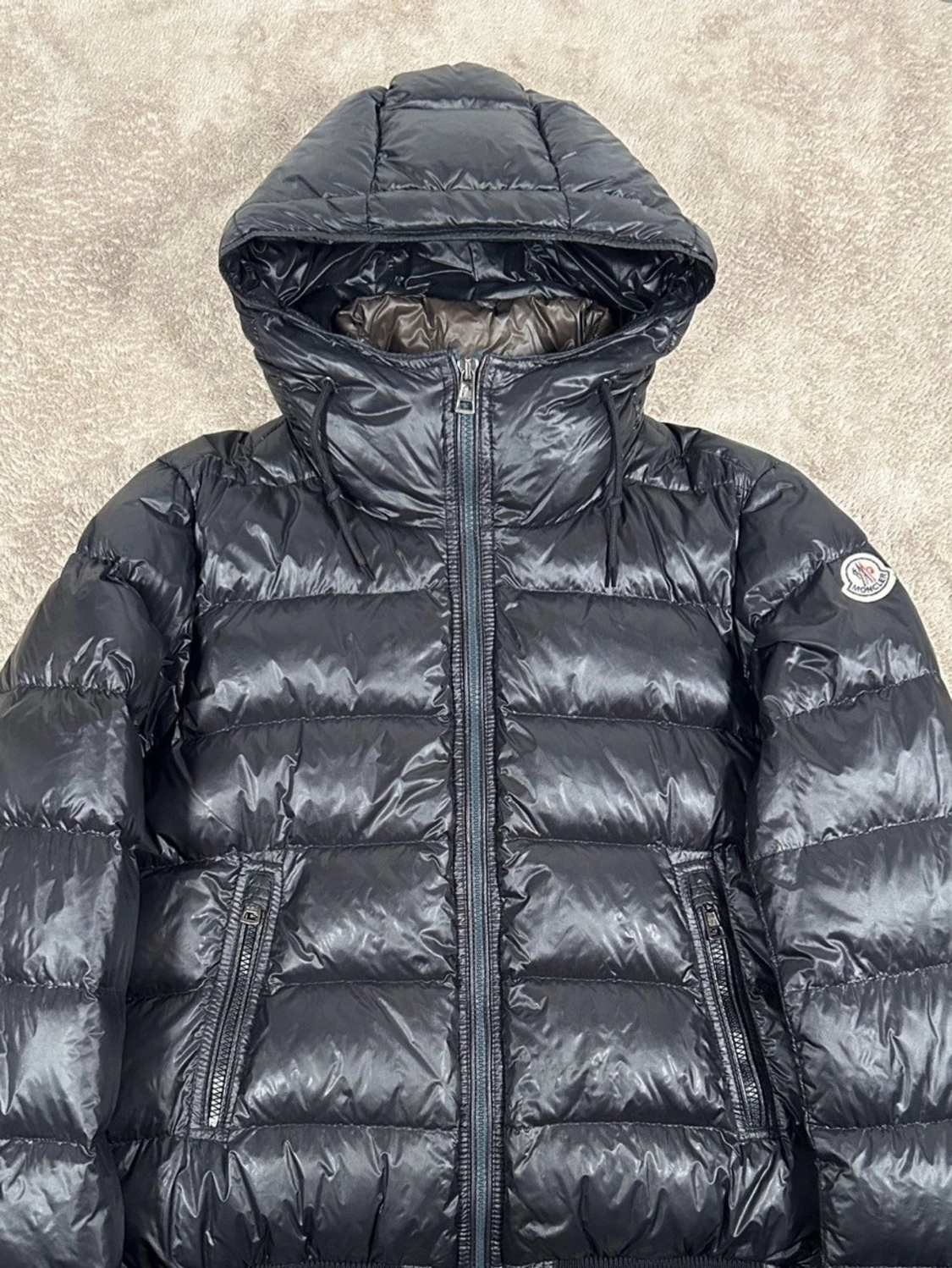 Svart Moncler pufferjacka med huva