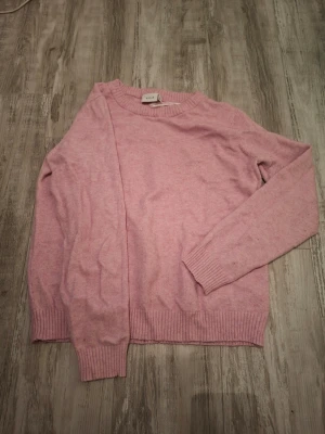 Ljusrosa stickad tröja från Vila - Ljusrosa stickad tröja från Vila med rund hals. Väldigt mjukt och stretchigt material! Nytt/fint skick, aldrig använd. Lappen finns ej kvar. Storlek L men passform som M/L  och är i loosefit. Köptes för ca 400kr, priset kan förhandlas!