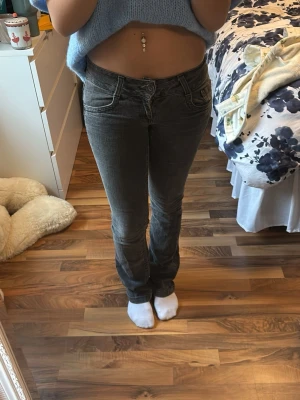 Grå bootcut jeans från Only, secondhand  - Säljer ett par gråa jeans från Only (köpt secondhand) med bootcut passform och låg midja. Jeansen har klassiska fem fickor, snygga sömmar på bakfickan. Materialet är jeans med en lätt stretch för skön passform. Perfekta till en avslappnad look.