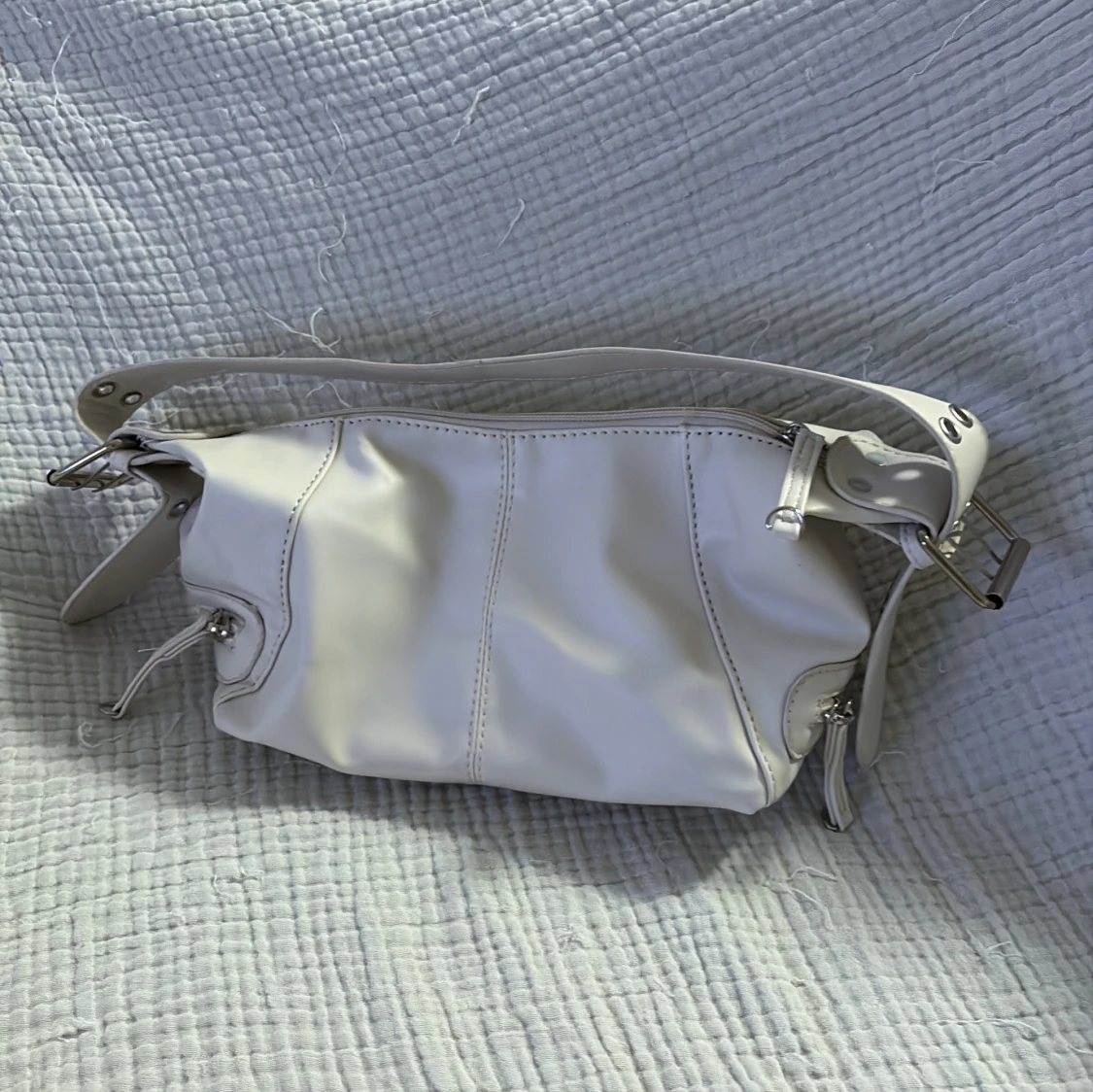 Krämvit axelväska med detaljer - 1