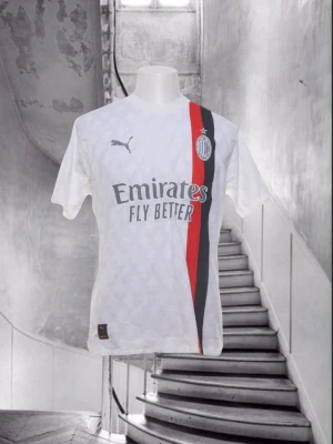 AC Milan T-Shirt -  AC Milan-logga och Emirates Fly Better-tryck. Storlek M och är i riktigt bra skick!