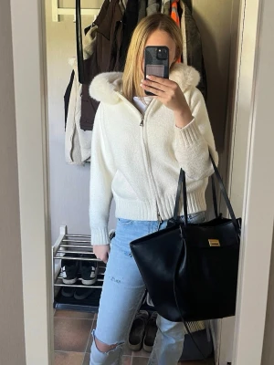 Vit teddyjacka med huva från Alessa - Supermysig vit teddyjacka från Alessa med fluffig huva och dragkedja framtill. Jackan är stickad med breda ribbade muddar vid ärmslut och nederkant. Perfekt för dig som gillar en chill och cozy stil. Passar dig som vill ha en jacka med lite extra fluff och cool vibe. Jag köpte jackan för original pris vilket är 1200. Jackan är knappast använd, bara använt den några få gånger. Den har varken några fläckar och den är inte trasig på något sätt. Säljer den för att den inte har kommit till användning