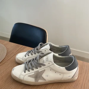Golden Goose skor - Tjena, säljer nu dessa riktigt feta golden goose i mycket fint skick använda ett fåtal gånger. Storlek 40. Boxen och allt original kommer med. Priset kan diskuteras vid en snabb affär!🤩
