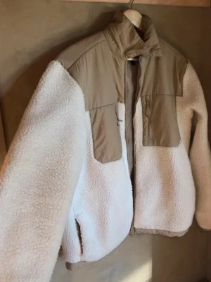 Beige och vit teddyjacka - Säljer min vit/beige teddyjacka då den inte kommer till användning längre! Fint skick!