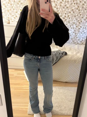 Lågmidjade jeans - Säljer dessa ljusblå lågmidjade bootcut jeans från Gina tricot🥰 superfina och passar till allt! Storlek 32 och de är i bra skick💗 pris kan diskuteras!