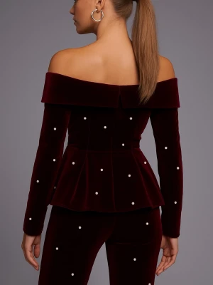 Vinröd sammetser med pärldetaljer från Asos - Säljer en vinröd sammetskostym med off-shoulder kavaj och utsvängda byxor. Kostymen har pärldetaljer över hela plagget och en markerad krage. Kavajen har figurnära passform och peplumskärning. Perfekt för dig som vill sticka ut med en lyxig och trendig look. Storlek 34. Inköpt för 2300 pch aldrig använd .