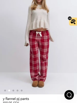 Rödrutiga flanellbyxor från Gina Tricot - Röda rutiga mjukisbyxor från Ginatricots 14+ young. De heter y flannel pj pants på hemsidan och säljs bara i butik nu. Dessa är i storlek S💕Helt nya och perfekt skick