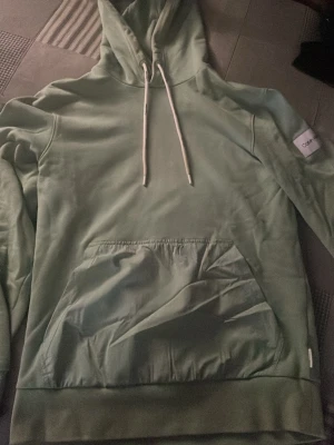 Calvin Klein  - Ljusgrön hoodie från Calvin Klein, storlek xs