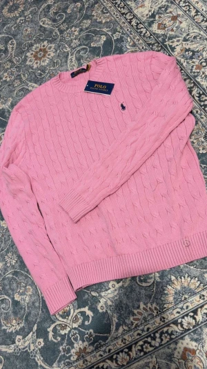 Rosa Polo Ralph Lauren tröja  -  rosa tröja från Polo Ralph Lauren, nytt skick med bra kvalité. Pris kan diskuteras därför tar jag gärna emot prisförslag