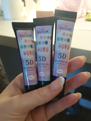 NailGib 5D Sculpting Gel 3-pack - Tre tuber NailGib 5D Sculpting Gel för nageldekoration, färgerna blå, rosa och grön. Gelen är UV & LED-härdad och kommer i smidiga svarta tuber om 10 ml vardera. Perfekt för att skapa kreativa och detaljerade nageldesigner. 1 för 40 alla för 85