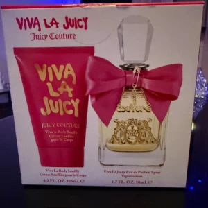 Viva La Juicy parfymset - Färgstarkt presentset med Viva La Juicy Eau de Parfum (50 ml) och matchande body soufflé (125 ml). Perfekt för dig som vill sticka ut och addera en lyxig touch till din stil.