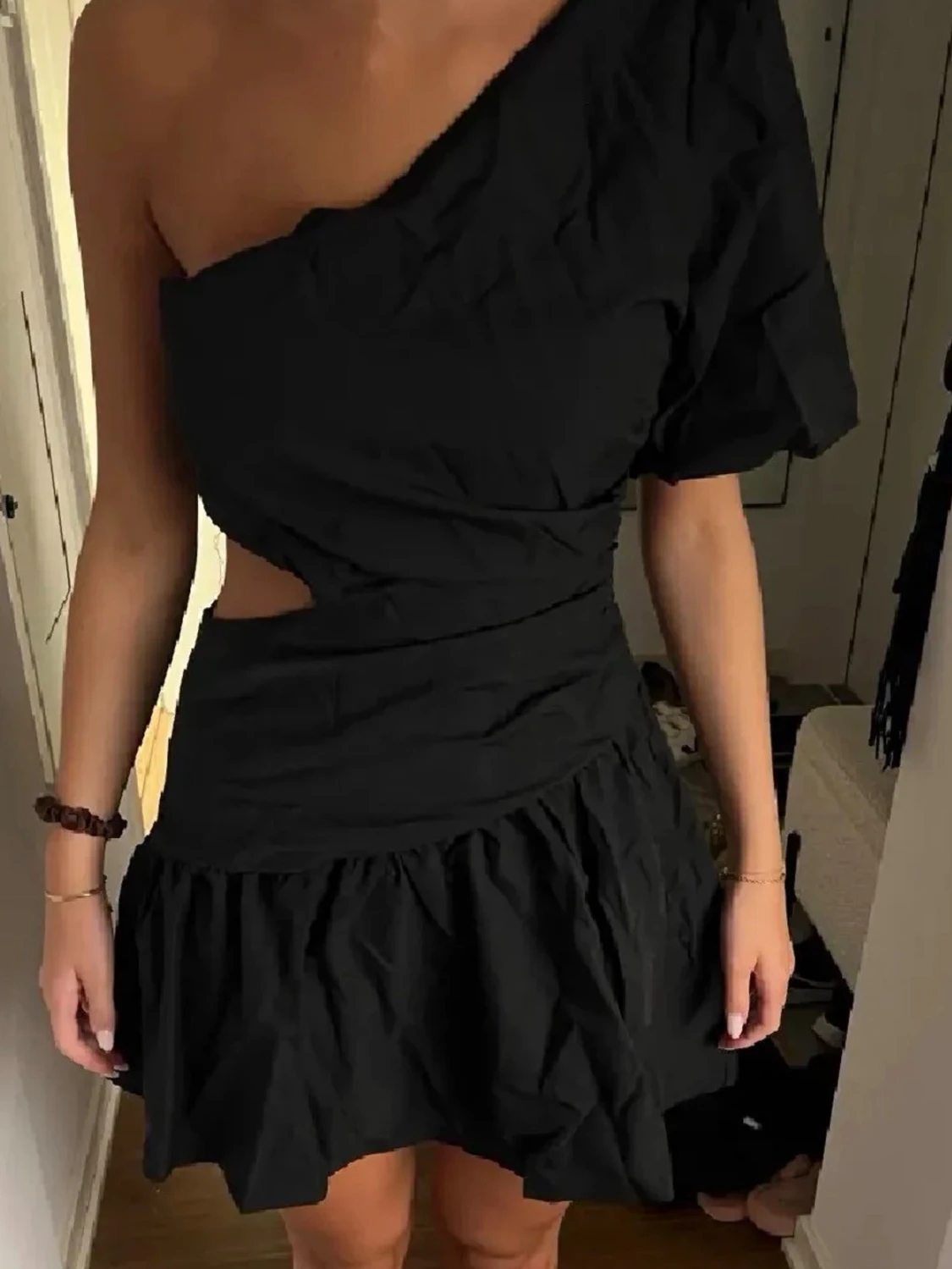 Svart oneshoulder kortklänning