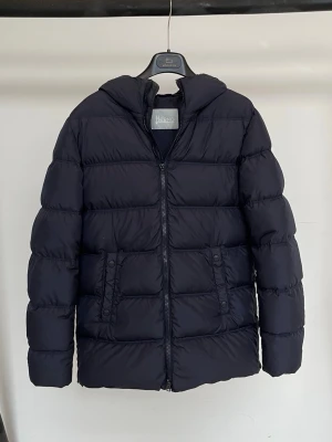 Herno Jacka - Extremt fet och efterfrågad jacka från det exklusiva märket Herno! Toppskick, inga defekter! Storlek S, modellen är ca 182 och den sitter bra. Nypris ligger på ca 5-6000Kontakta mig för fler frågor och funderingar!