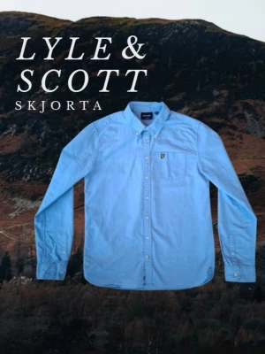 Lyle & Scott skjorta - Säljer en ljusblå skjorta från Lyle & Scott. Modellen är 173cm lång och skjortan sitter ungefär som en storlek 170cm. Riktigt snygg skjorta i mcyket bra skick, som passar till både vardag och finare tillfällen. Ifall du har fler frågor skriv gärna!👍