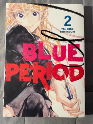 Blue Period vol 2 - Blue Period är en inspirerande manga om att följa sina drömmar och utmana sig själv. Följ Yatora när han kastar sig in i konstvärlden och siktar mot Japans tuffaste konstskola. Perfekt för dig som gillar konst, känslor och att hitta sin egen väg.