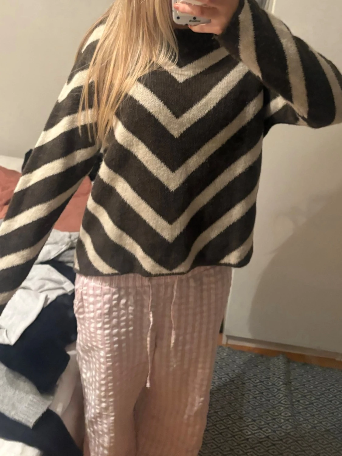 Brun och vit stickad tröja med zigzag - 1