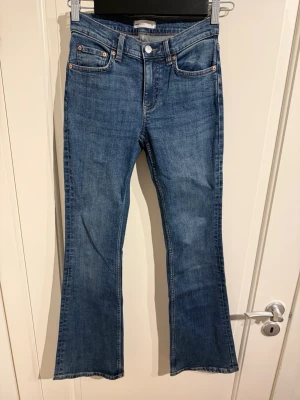 Blåa bootcut jeans - Från Gina med kortare ben. Passar 160-165. Något lägre i midjan.