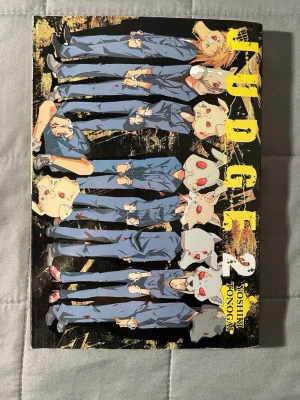 Judge  vol 2 - En spännande manga där ungdomar med djurmasker tvingas döma varandra för sina synder i en övergiven domstol. Full av mysterier, psykologiskt spel och oväntade vändningar – perfekt för dig som gillar mörka och intensiva berättelser!