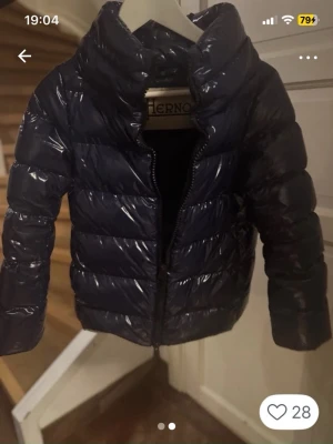 Herno jacka - Säljer denna marinblå herno jackan då den ej används. Skulle säga att den har nytt skick. Storlek XS men sitter bra på mig som vanligtvis har S