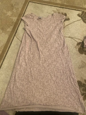 Ljuslila blommig klänning KappAhl - Säljer Två tillsammans En M och En XL 