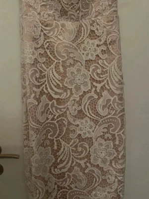 Champagnefärgad/beige spetsklänning med slits - Använd några gånger, det står ingen storlek men den passar en S, fin festklänning.   
