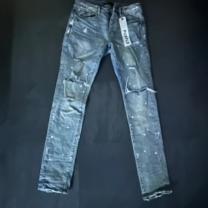 Blå skinny jeans från Purple Brand - Purple Byxor som passar storlek 30/32 helt oanvända. Köpta från italien, kvitto finns. Köpta orginellt för 3200kr.