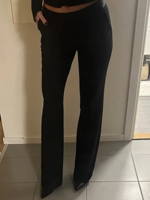 Svarta kostymbyxor med bootcut - Snygga svarta kostymbyxor med bootcut-snitt och hög midja. Byxorna är oanvända och köpta på zara, ord pris 649:- säljs 299:- pris kan disskuteras 