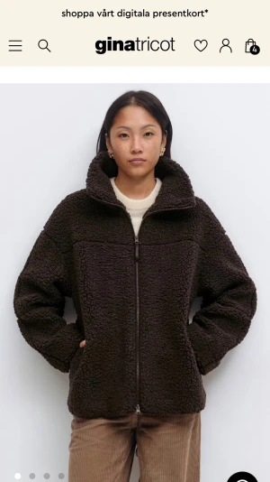 Mörkbrun teddyjacka från Gina Tricot - Mysig mörkbrun teddyjacka med hög krage och hel dragkedja framtill. Säljer för har köpt för liten storlek!!