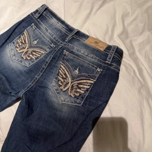 Blå bootcut jeans från Miss Me - Snygga blå jeans från Miss Me som jag säljer för att dem inte kommer till användning 