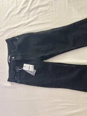 Svarta bootcut jeans från NA-KD - Säljer ett par svarta jeans från NA-KD i storlek 38. Modellen är boodcut som är högmidjad. Nytt skick med lappen kvar. Storlek 38. Original pris 649.