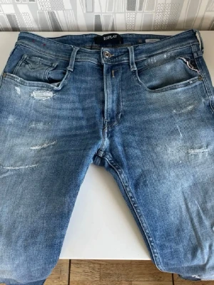 Replay Anbass - Säljer mina replay jeans i den trendiga modellen anbass. Storlek 33/32. Knappt använda, skick 9/10. Nypris 1899, hör av er vid intresse eller frågor!