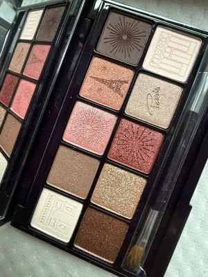 By Terry Paris ögonskuggspalett - Snygg ögonskuggspalett från By Terry med 12 pigmenterade nyanser i brunt, guld, rosa och champagne. Paletten har Paris-inspirerade mönster och kommer med en spegel och en dubbelsidig borste. Perfekt för att skapa både mjuka och intensiva looks.