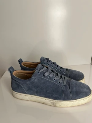 Ljusblå loubs - Säljer dessa feta louboutins | Storlek 45 | Skick 7,5/10 | lätt använda | priset kan diskuteras vid snabb affär | kvitto finns |skicka dm vid frågor