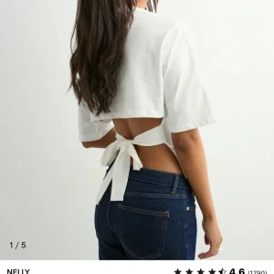 t-shirt med öppen rygg - Den populära t-shirten med knytning där bak. (Skriv för egen bild på tröjan) 