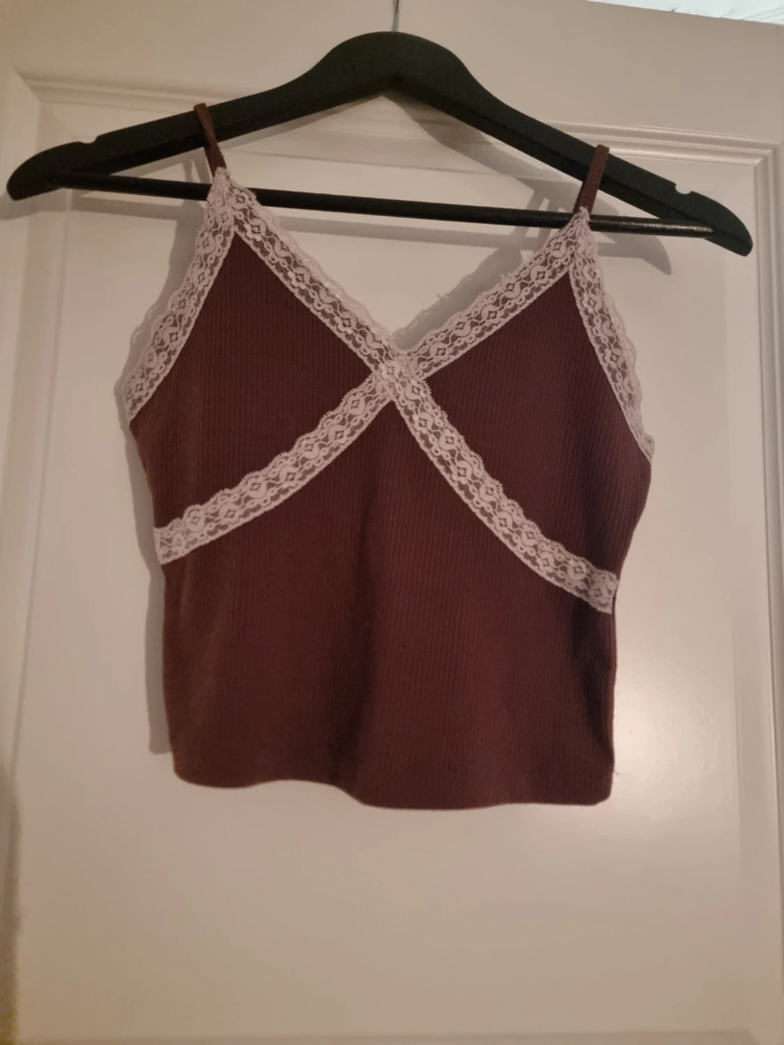 Brun ribbad linnetopp med spets