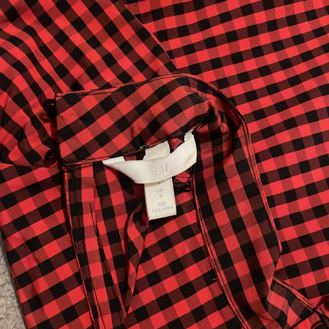 Rutig blus med volanger  - 3