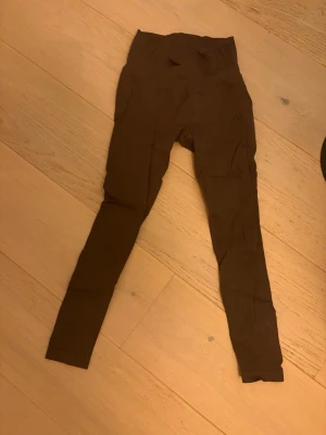 Grå leggings från Aim'n XS - Säljer ett par grå leggings från Aim'n i storlek XS. De har hög midja och är gjorda i ett stretchigt syntetmaterial som sitter tight och bekvämt. Perfekta för träning eller chill. Diskret Aim'n-logga på linningen för extra stilpoäng.