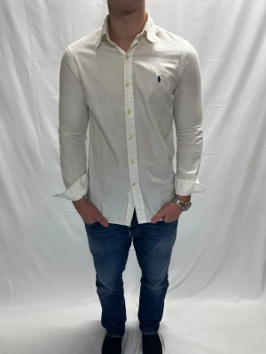 Polo Ralph Skjorta Vit - Skick 8,5/10 syns på bild / Storlek 14 1/2 motsvarar ungefär M/S / Moddelen är 183 cm / Bara att höra av sig vid frågor eller liknande!