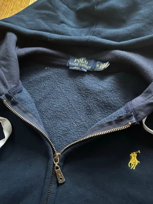 Marinblå hoodie från Polo Ralph Lauren - Säljer en mörkblå Ralph Lauren hoodie🙌🏻| skick 10/10🔥| Skriv vid minsta fundering 💭 