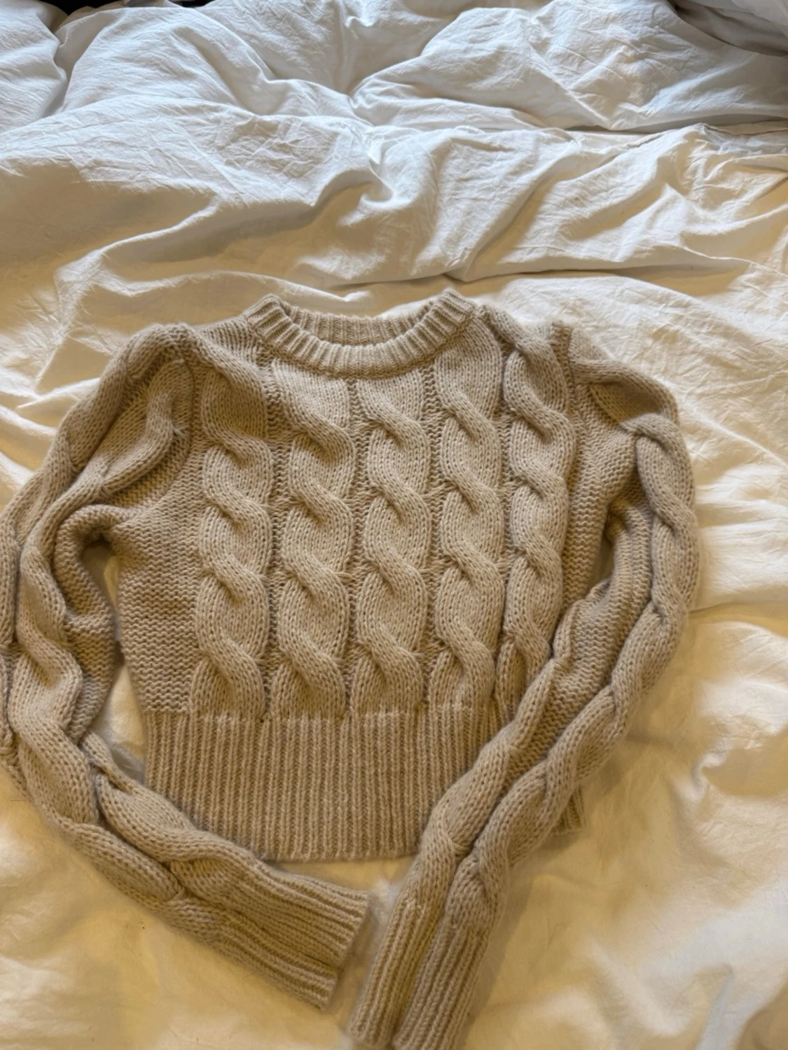 Beige kabelstickad tröja