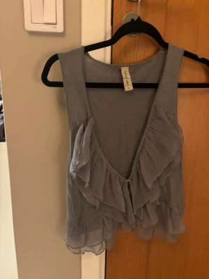 Grå volang topp från Sugarfree - Cool väst topp med volanger 💕