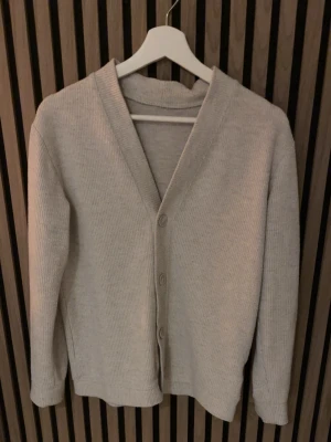 Beige stickad kofta - Tjena, säljer ju denna riktigt snygga koftan\cardigan i storlek XS. Den är i mycket bra skick och det är bara höra av dig vid minsta fundering!