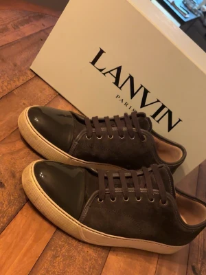 Lanvin cap toe skor - Säljer dessa as feta lanvins i modellen cap toe i färgen elephant grey, skorna är använda ett fåtal gånger men har omhändertagits fint och är fortfarande i väldigt bra kondition, ja säljer dem då jag tröttnat på dem och inte riktigt har någon användning för dem, box och sko påsar kommer med även extra sko snören, kvitto finns någonstans, de är köpta för något år sedan men han användits väldigt lite under tiden, skorna är perfekt för dig som gillar stil och komfort och de är perfekt för vardagen😄