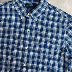 Ralph lauren skjorta - Säljer denna rutiga Ralph lauren skjorta som är i modellen Slim fit! Passar väldigt bra till väldigt mycket. Skicket är självklart väldigt bra tröja. Har inte några defekter👏🏼 nypris 1900kr mitt pris 449kr! Tveka inte med att fråga frågor svarar snabbt!!