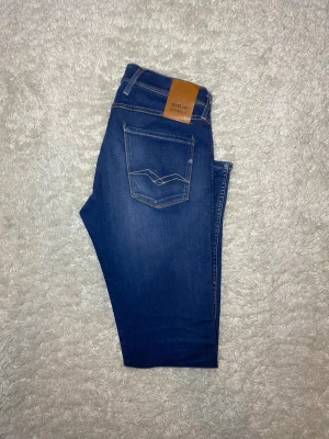 Blåa replay Anbass jeans  - Skick 9,5/10, nästan oanvända. | Storlek W30 L32| Modell Anbass vilket är slimfit|